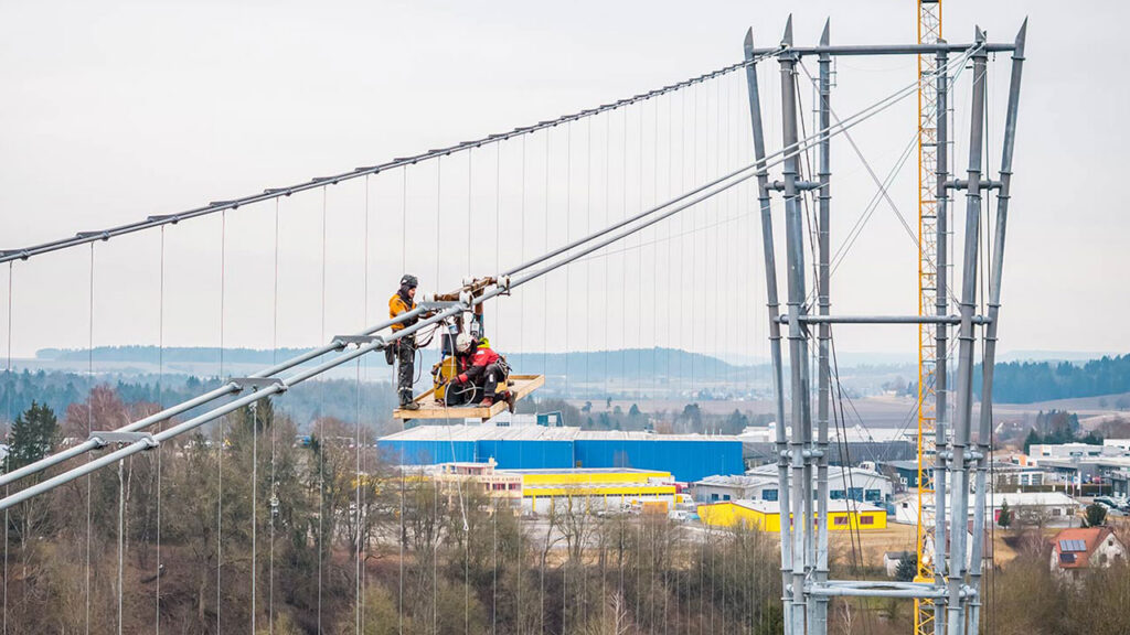 Montage an der Hängebrücke in Rottweil mit Fatzer-Seilen